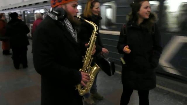 САКСОФОН в МЕТРО. смотреть онлайн