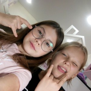 мы бесимся с подругой дома.