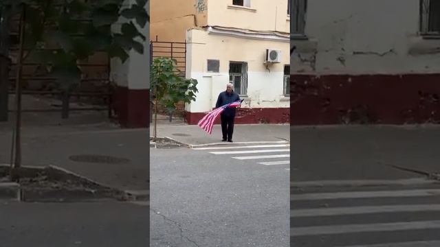 Бывший астраханский депутат публично сжег американский флаг смотреть онлайн