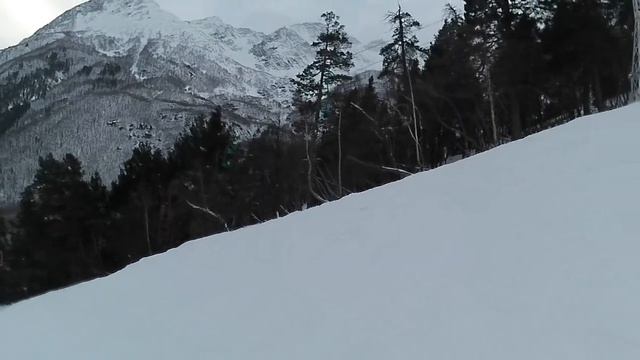 POV Чегет два спуска по красному склону после снегопада вечером 26 декабря 2023 смотреть онлайн