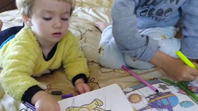 Юся и Хамуди раскрашивают раскраски 😍 смотреть онлайн