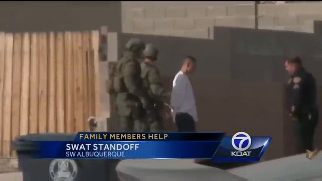 Family members help end SWAT standoff смотреть онлайн