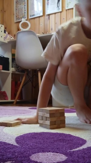 играем с арианой в дженгу