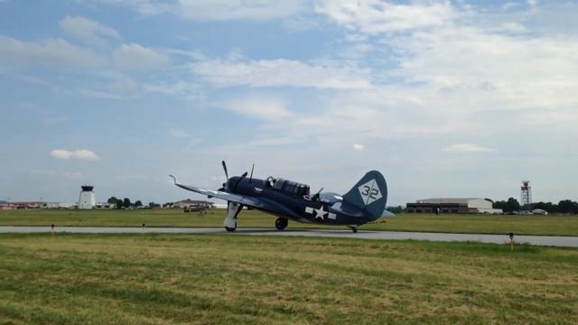 Curtiss SB2C Helldiver taxis around for takeoff смотреть онлайн