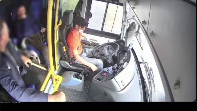 Хулиган обстрелял автобус из пневматики смотреть онлайн