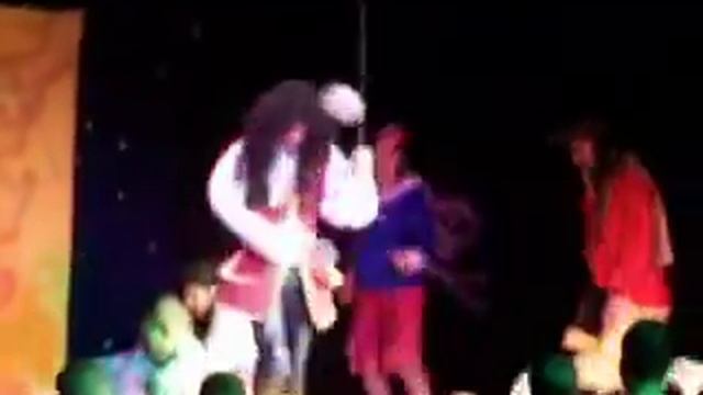 Hook falls prey to 100 kids with foam blocks смотреть онлайн