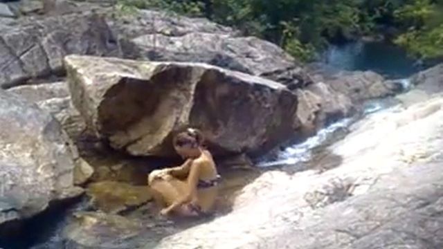 Маша принимает ванну в водопаде. смотреть онлайн