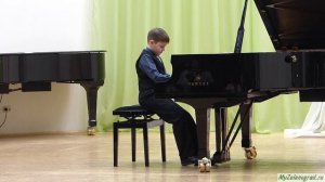 А. Хачатурян. "Подражание народному". Исполняет Александр Романюк (фортепиано, 3 класс)