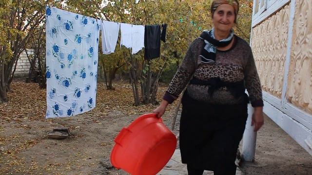 A grandma tries on makeup for the first time at age 70 | Chai Khana смотреть онлайн