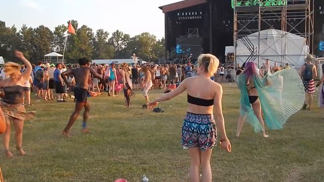 Dancers during Bonnaroo during Bjork 2013 смотреть онлайн