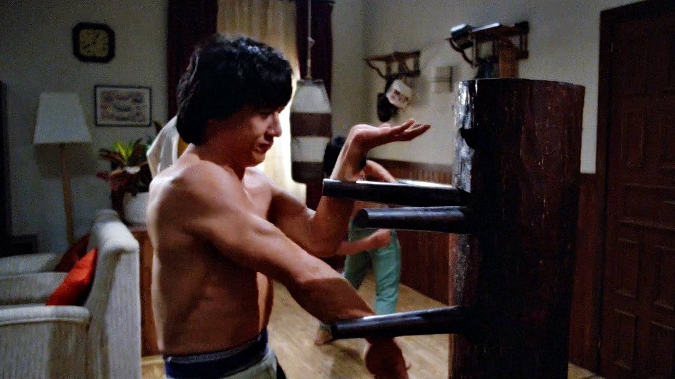 Джеки Чан и Юэнь Бяо в комедийном боевике «Закусочная на колёсах, 1984» (Зарядка) Фрагмент смотреть онлайн