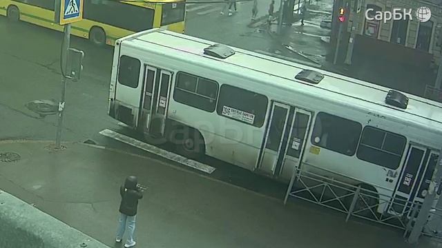 В центре Саратова автобус сбил пешехода смотреть онлайн