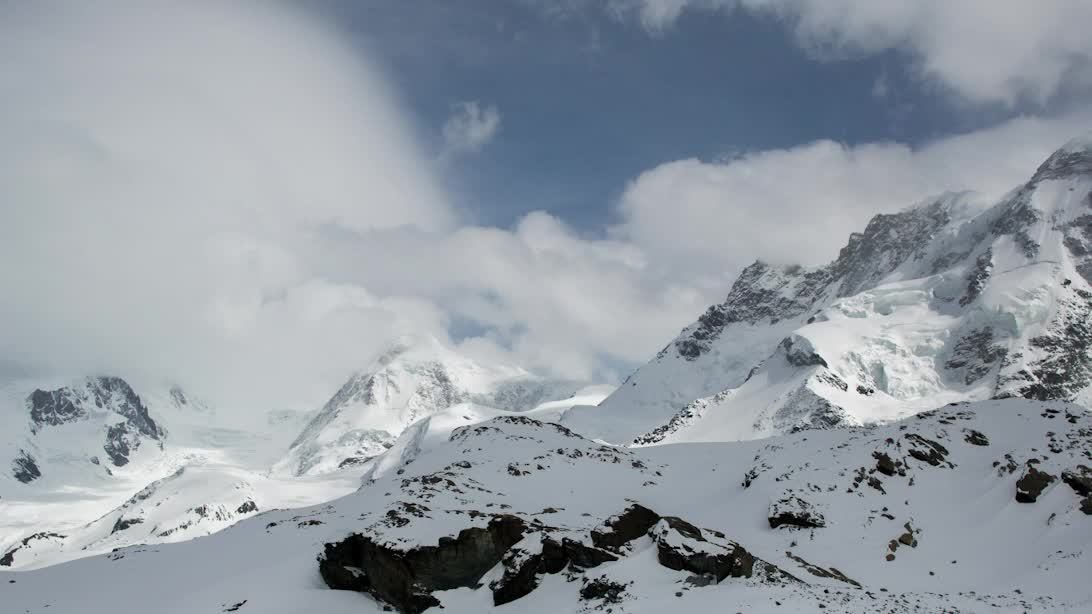 Звук ветра высоко в снежных  горах