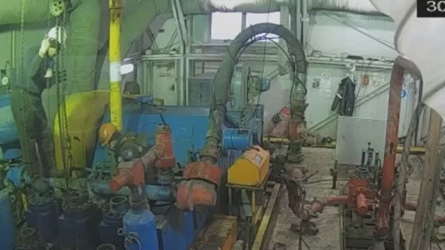 ЧП😳 во время ремонта бурового насоса, остаточным давлением покалечила рабочего. смотреть онлайн