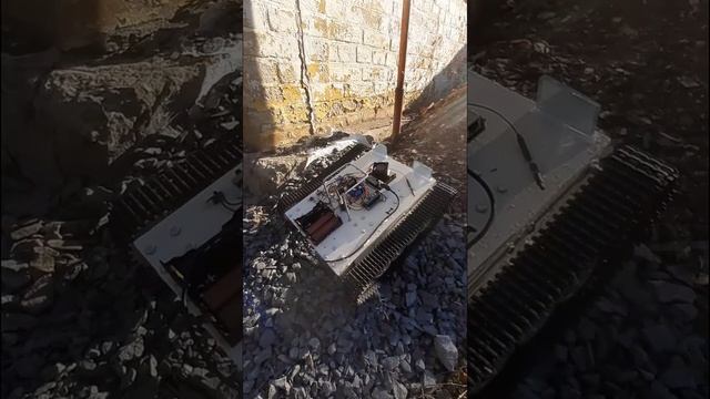 Куча щебня на пути робота смотреть онлайн