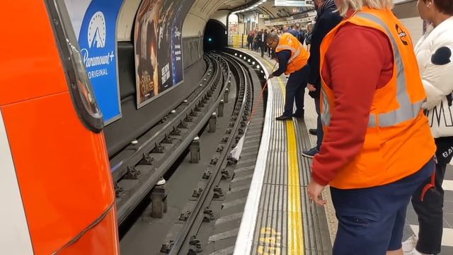 how to safely retrieve something dropped on London Underground tracks. смотреть онлайн