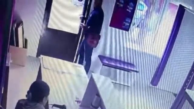 Полиция Астрахани разыскивают обирающую стариков пару смотреть онлайн