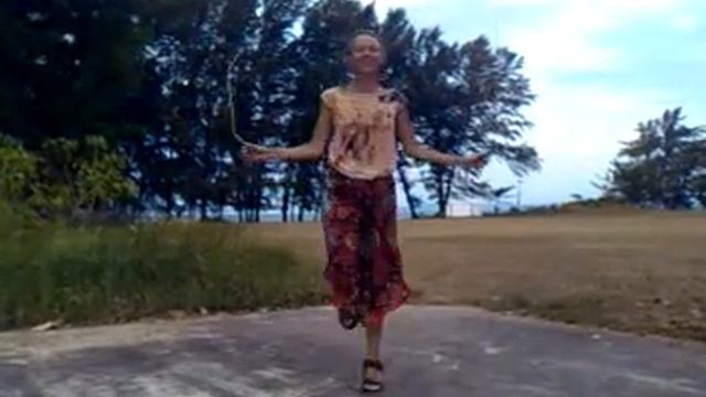 Masha jumping over rope смотреть онлайн