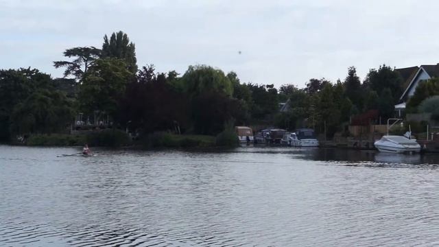kayaker on the Thames смотреть онлайн