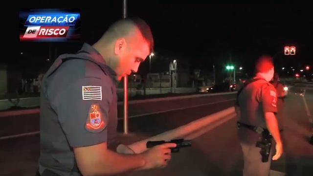 Polícia mostra arma de brinquedo muito realista usada em assaltos смотреть онлайн