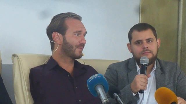 Ник Вуйчич (Nicholas Vujicic) - о первых выступлениях, секретах счастья и др. смотреть онлайн