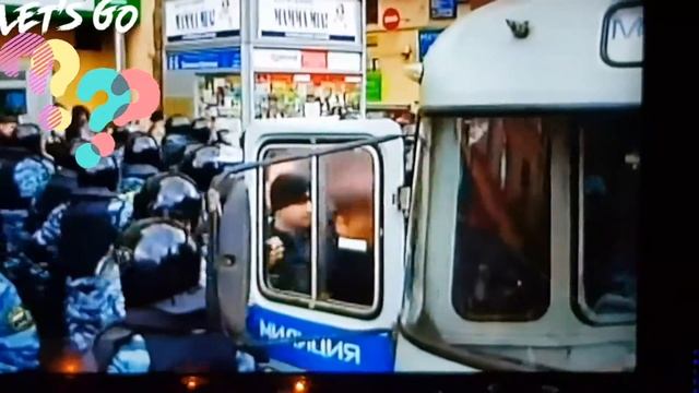 Russian Guy Falls Out a Police Bus смотреть онлайн