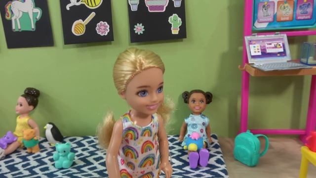 Barbie and Ken at Barbie’s Dream House Day Care and Flower Shop w Barbie’s Sister and Friends смотреть онлайн