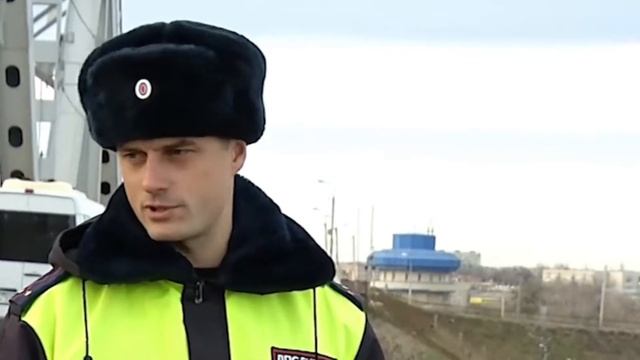 Спасители в погонах: сотрудники ГИБДД спасли суицидницу смотреть онлайн