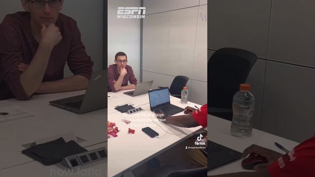 How long would you last in a darkness retreat? #aaronrodgers #worklife #wisconsin #packers смотреть онлайн