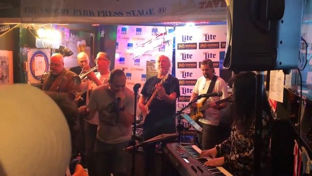 Jerry Hat Trick & The Flatliners - She’s A Lady смотреть онлайн