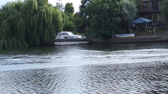 boat on the Thames смотреть онлайн