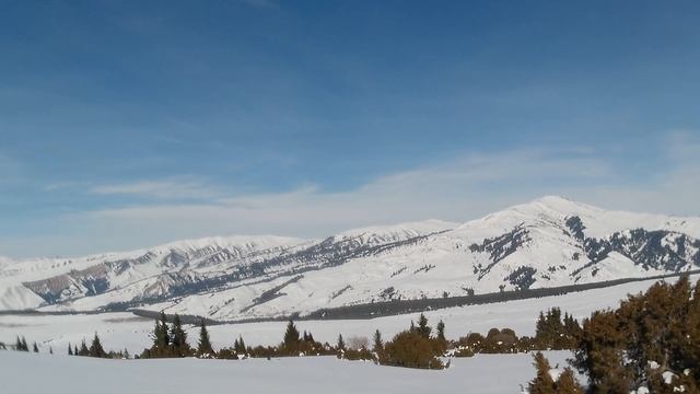 Фрирайд с красивого и длинного склона 4 спуска подряд Жыргалан заброска снегоходом смотреть онлайн