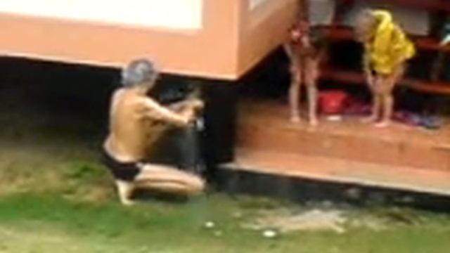 Я останавливаю затопление на Пхангане :) смотреть онлайн