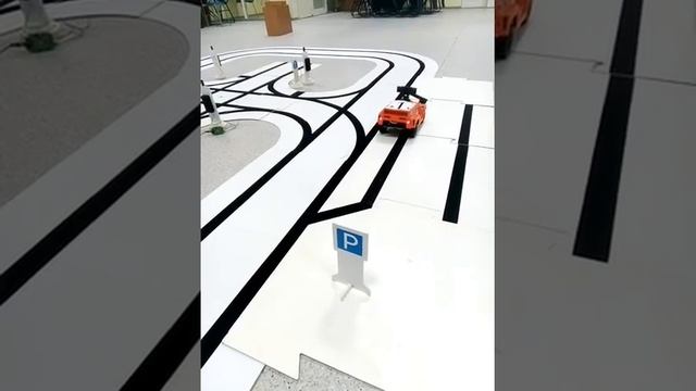 Выполнение задания роботом автомобилем проезд полигона по знакам, задание - заезд на парковку