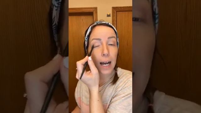 Urban Retreat makeup for a natural look! смотреть онлайн