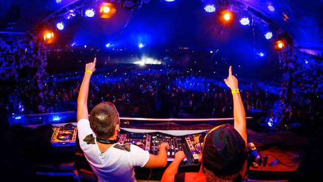 Madness Vs. Greyhound || Dimitri Vegas & Like Mike vs. Swedish House Mafia смотреть онлайн
