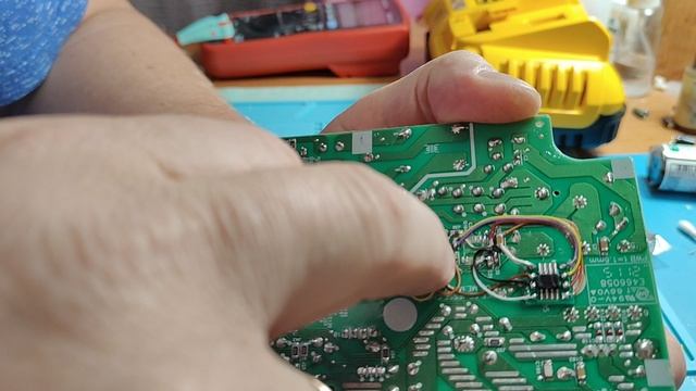 Ремонт DeWalt DCB118