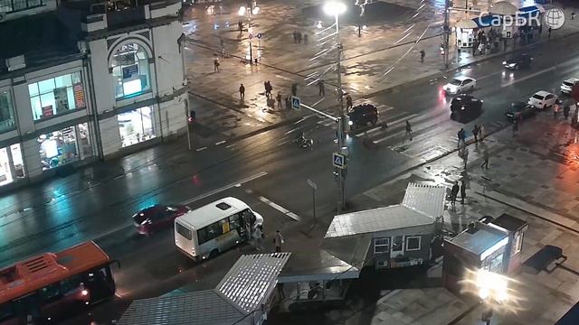 Около Крытого рынка "Нива" сбила вышедших на красный свет двух женщин с ребенком смотреть онлайн