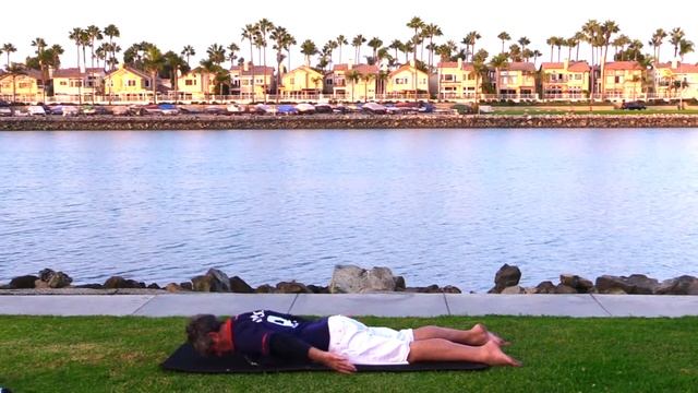 Yoga with Gabriel at the Marina: Full Body Workout, Medium Intensity, Tai Chi warmup, Sun Salutatio смотреть онлайн