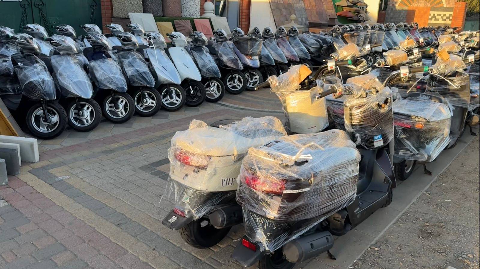 Разгрузка очередного контейнера N10 Скутера из Японии «Скутер Гарант» Краснодар опт/розница