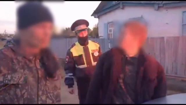 Астраханец ударил полицейского ножом смотреть онлайн