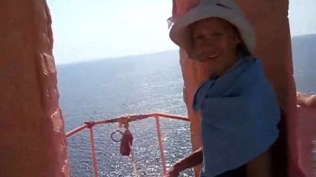 Маша крутит лебедку на декорации Ихтиандра смотреть онлайн