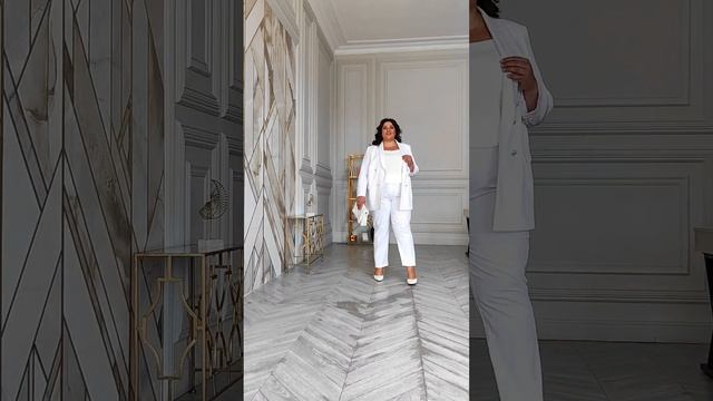 Костюм брючный с золотыми пуговками смотреть онлайн