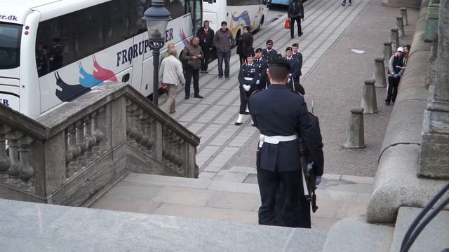 Changing of the guard at the Royal Palace Stockholm смотреть онлайн