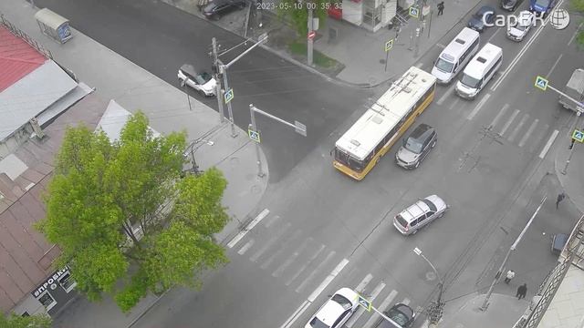 Пожилой водитель "семерки" устроил ДТП на перекрестке в центре Саратова смотреть онлайн