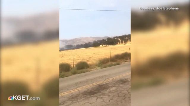 Kern County Fire battles brush fire in Golden Hills смотреть онлайн