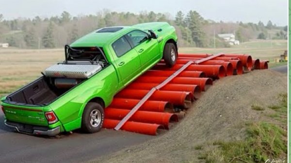 Автомобили против труб на дороге