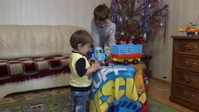 ПО ПОЛЯМ СИНИЙ ТРАКТОР ЕДЕТ К НАМ. Гоша и Синий Трактор. Первое знакомство. смотреть онлайн