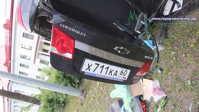 Покорёженный автомобиль и реанимация, итог не остановки Кингисеппским полицейским смотреть онлайн
