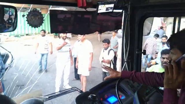 A DTC Bus driver beaten by mafia смотреть онлайн